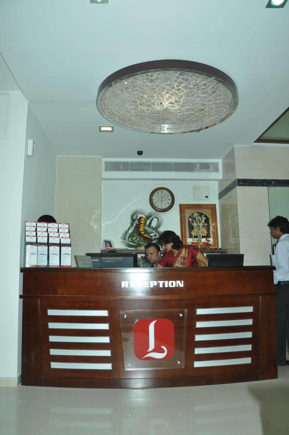Treebo Trend Hotel Parker Ahmedabad Exterior foto