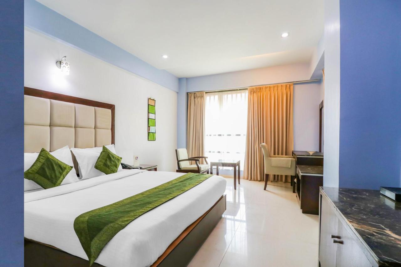 Treebo Trend Hotel Parker Ahmedabad Exterior foto